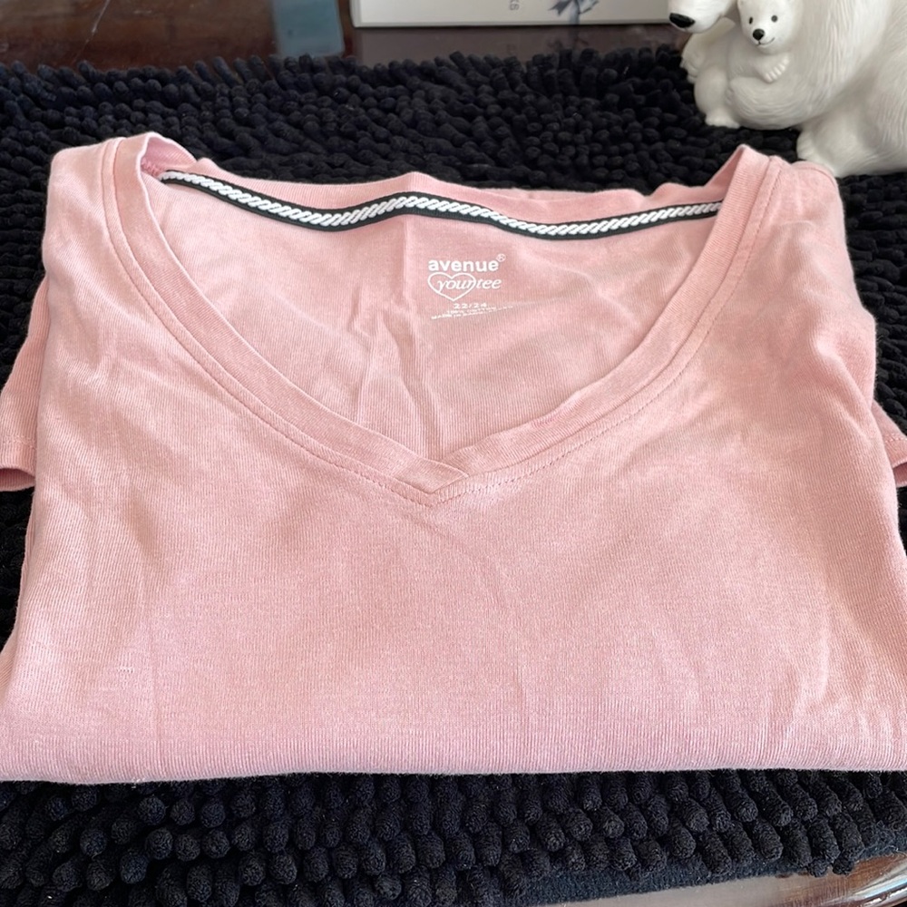 Avenue your tee!  Size 22/24